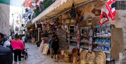 Bari Vecchia, i negozi di souvenir: Prima venivano solo i pellegrini, ora vendiamo a migliaia di turisti 